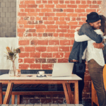 Greeting on a first date: Tips on how to do it right!