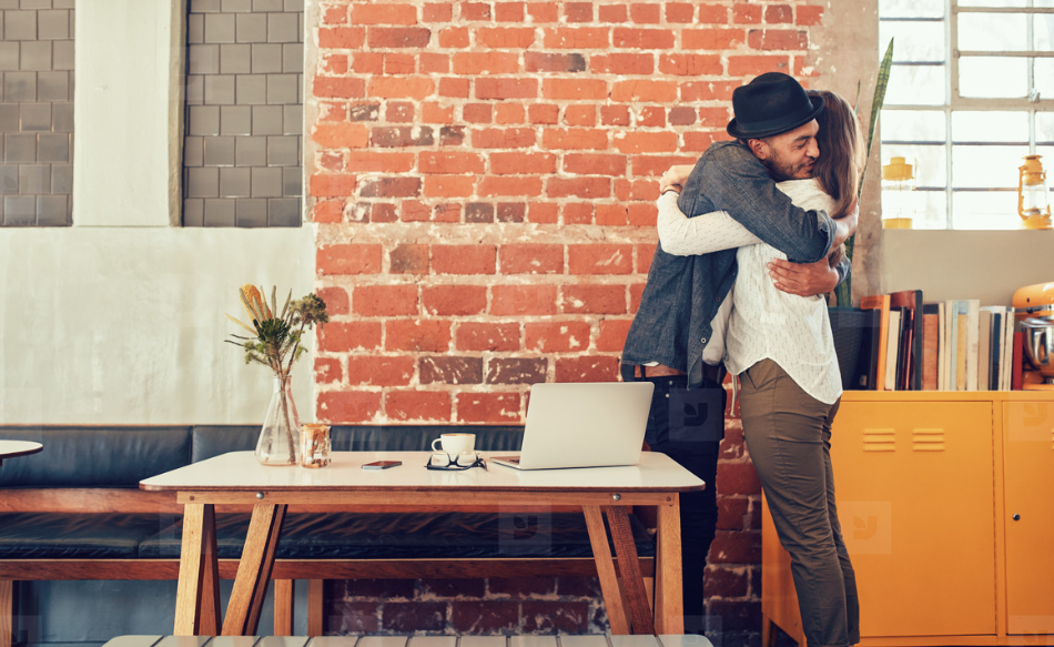 Greeting on a first date: Tips on how to do it right!